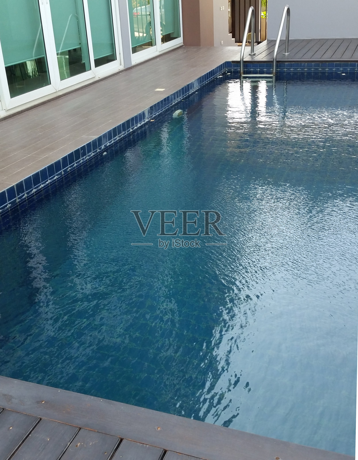 清澈的游泳池里铺满了马赛克不锈钢楼梯照片摄影图片