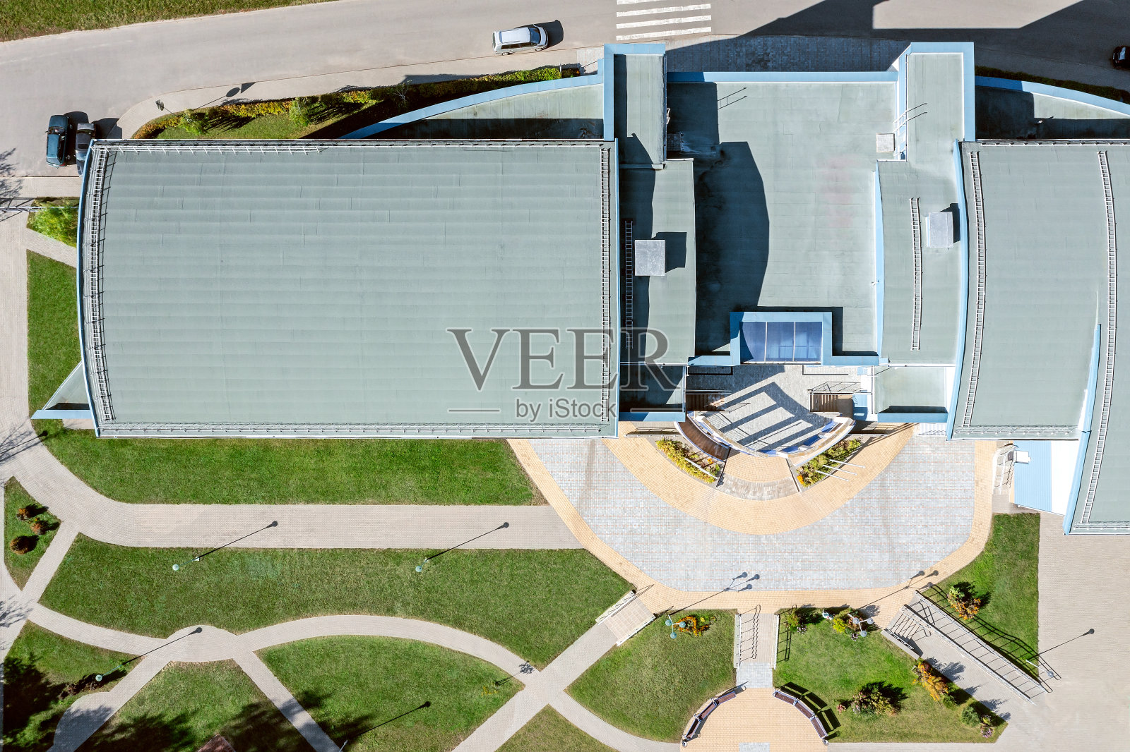 阳光明媚的现代商务办公楼屋顶。无人机拍摄的俯视图航拍照片。照片摄影图片