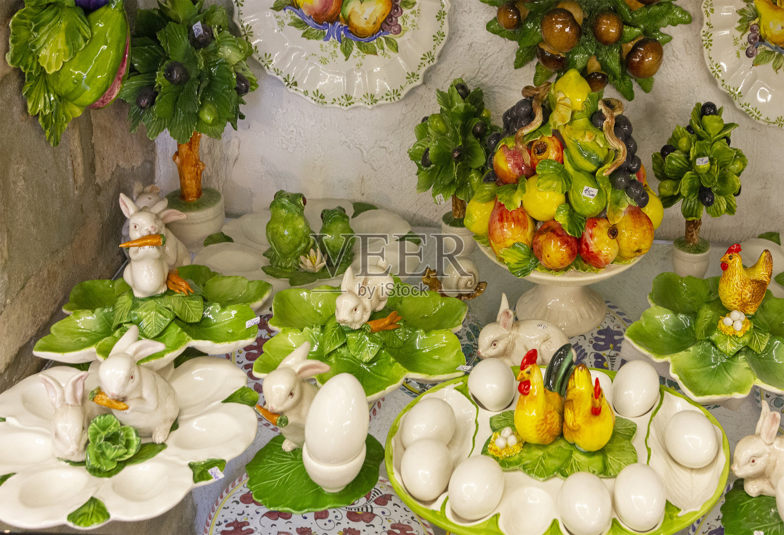 意大利西尔米翁——2022年3月10日:伦巴第的传统玻璃复活节餐具。照片摄影图片