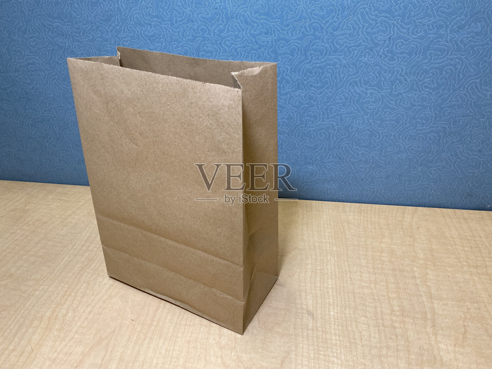 办公桌上的一个空白的普通纸袋照片摄影图片