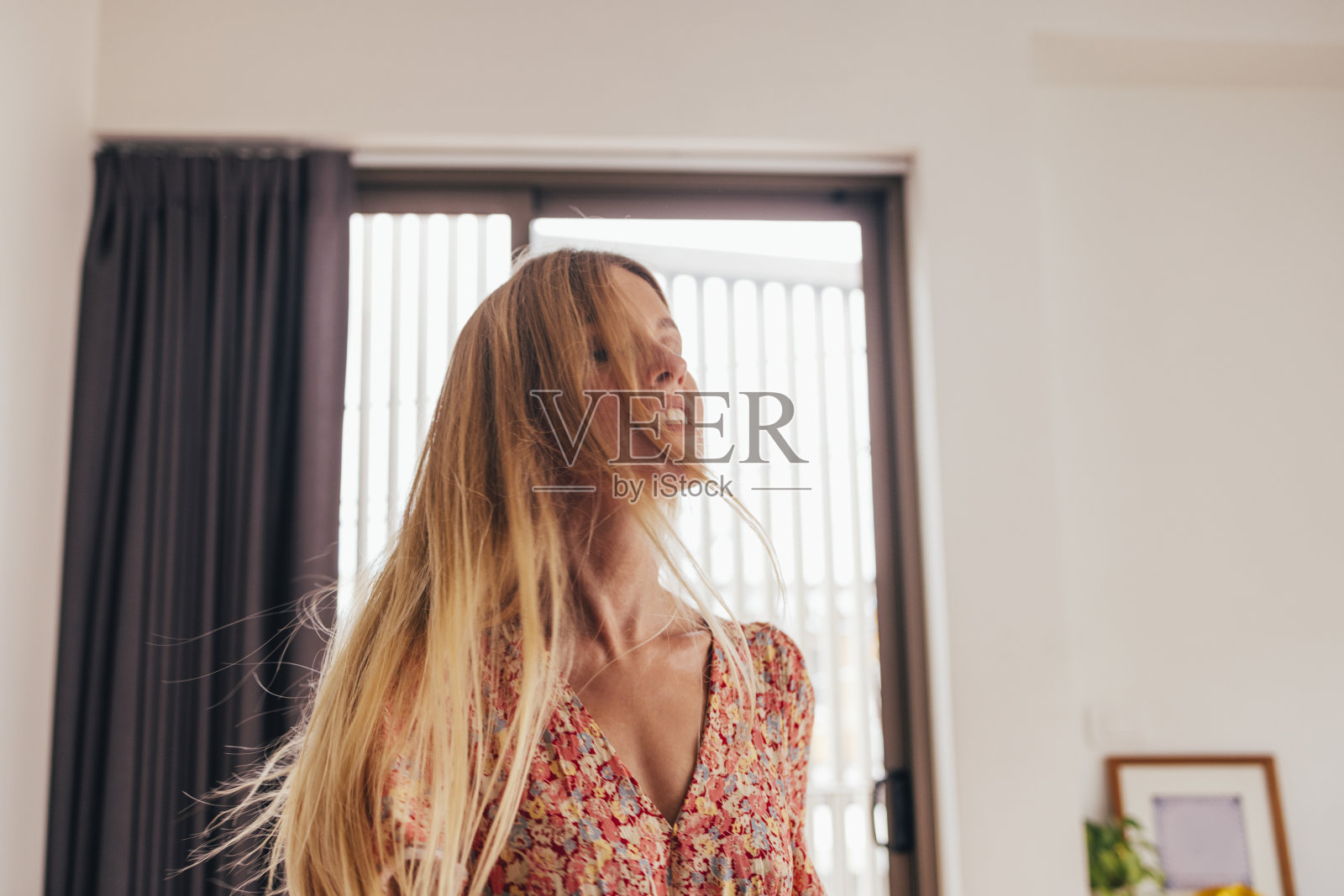 金发女人在她的卧室里跳舞照片摄影图片