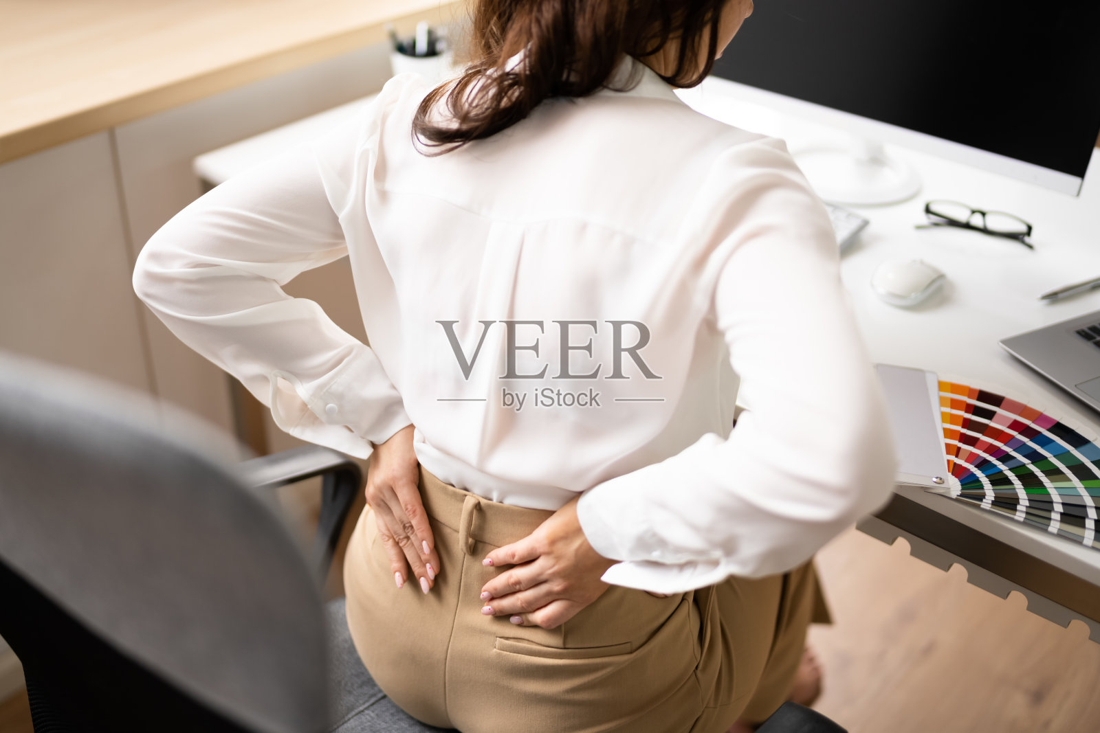 背部疼痛女性坐姿不良照片摄影图片