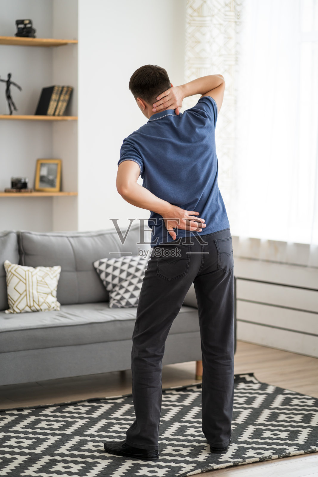 腰疼，男人在家背疼照片摄影图片