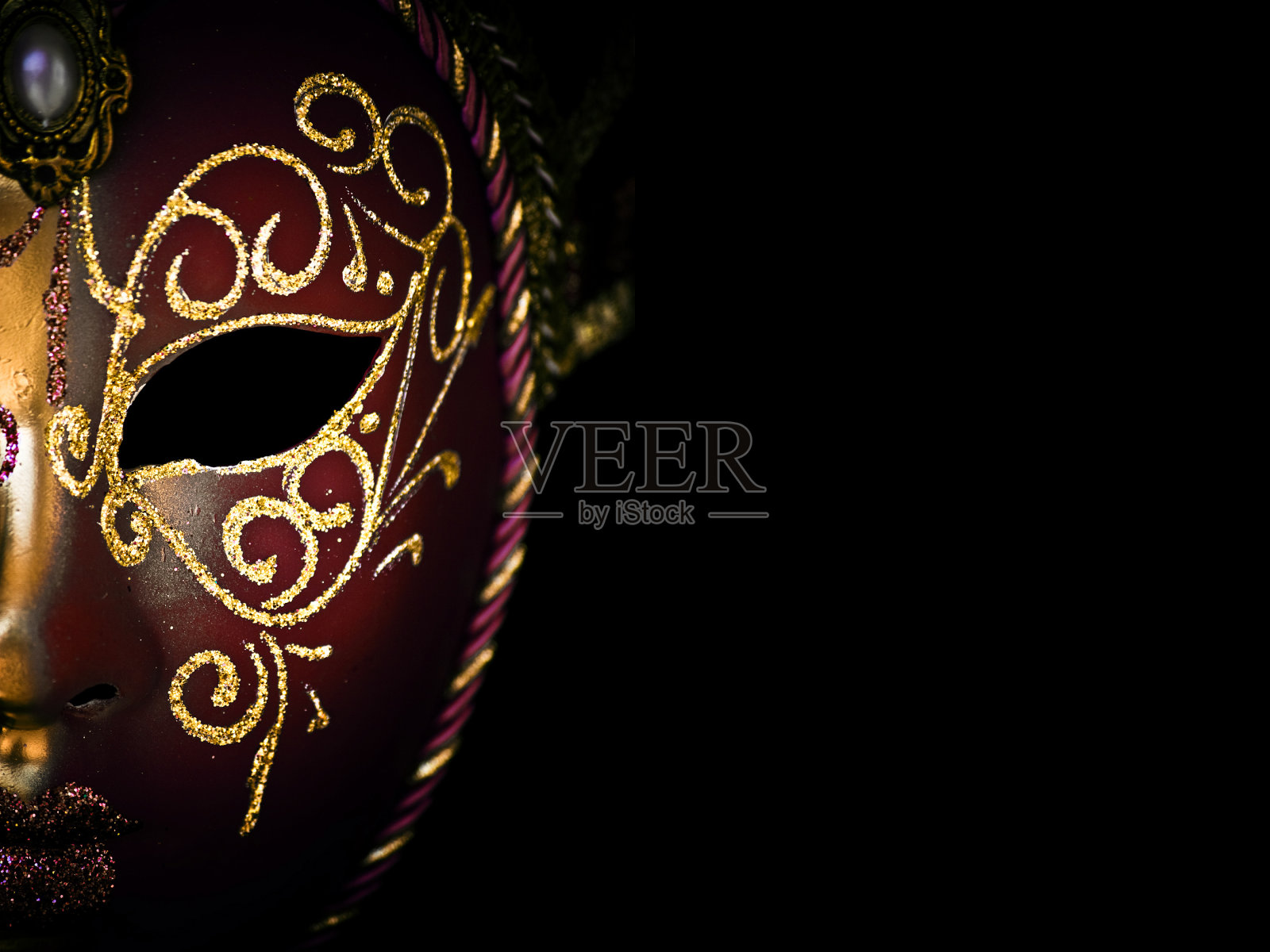 黑色背景上的威尼斯面具照片摄影图片