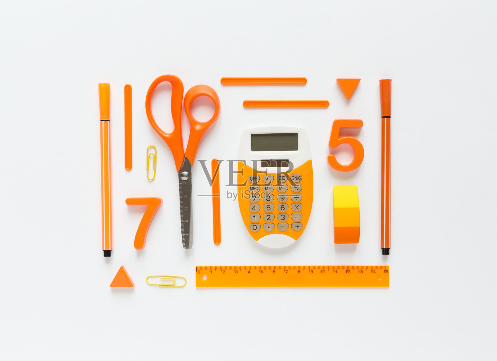 白色背景的学校用品，俯视图。回到学校概念。照片摄影图片