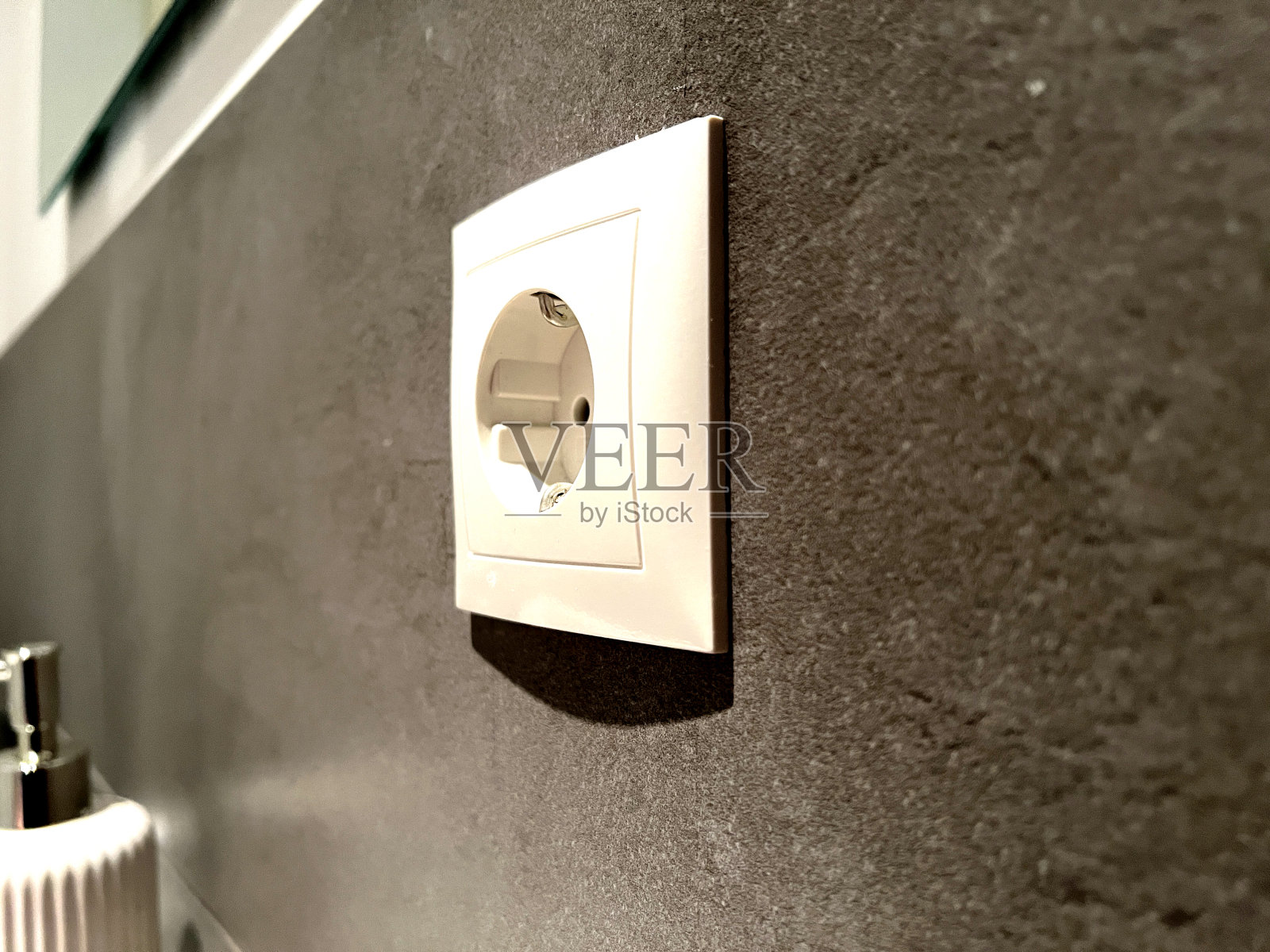 一块漂亮的深色瓷砖上的电源插座。照片摄影图片