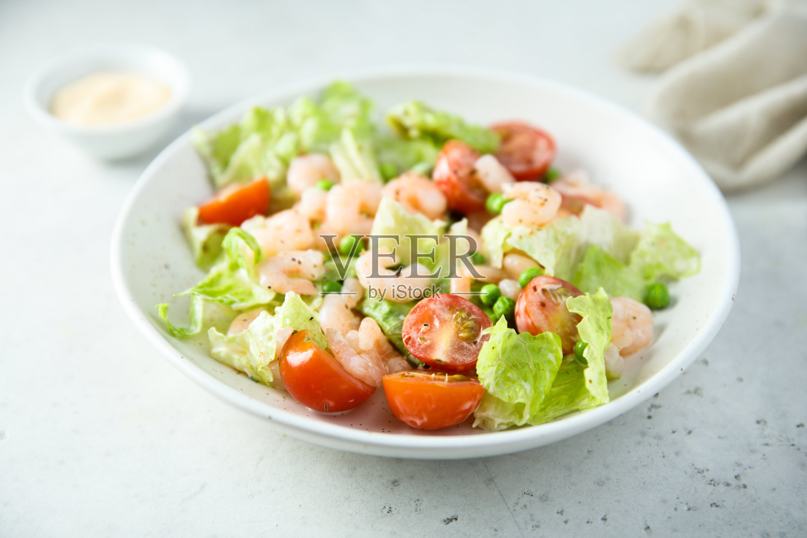 西红柿和虾仁沙拉照片摄影图片