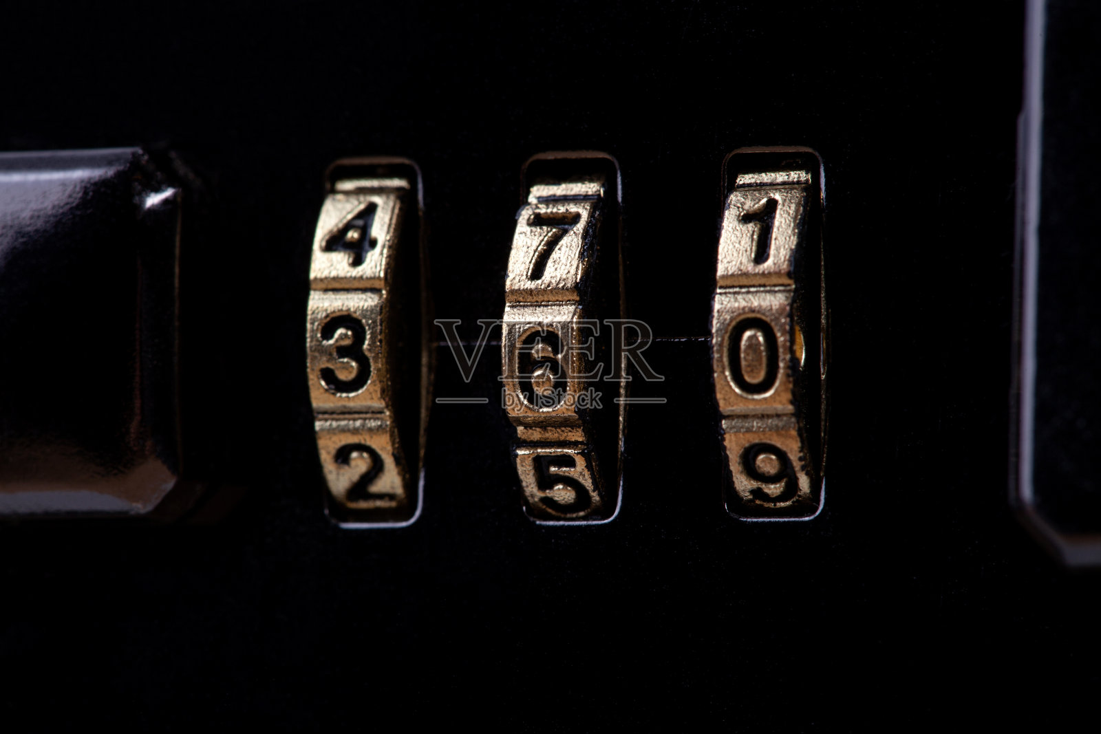 组合密码锁，三数字数字密码箱包锁机构，物体细节，宏观，极端特写，私人财产安全，运输安全抽象概念，无人照片摄影图片