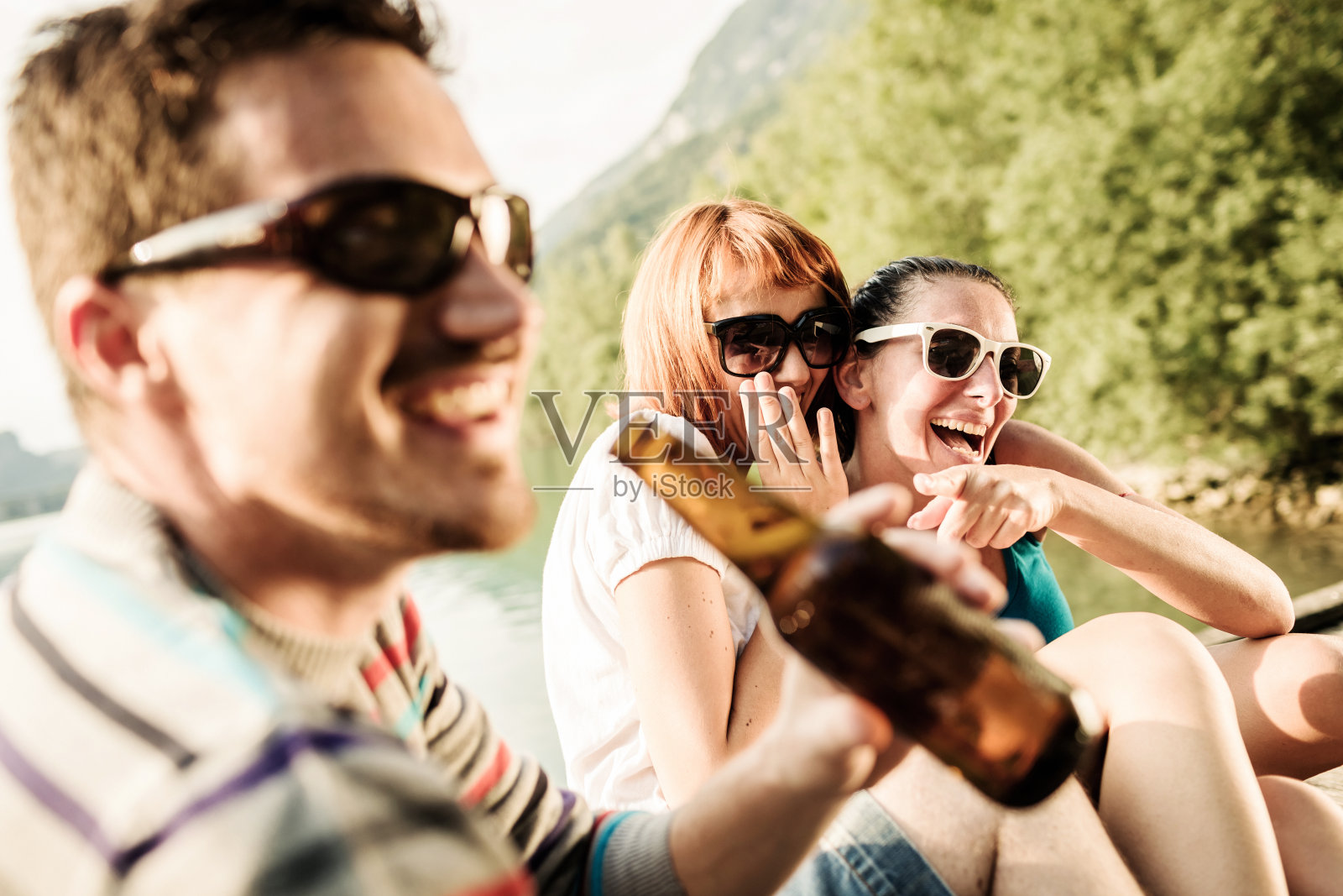 快乐的朋友们享受户外的乐趣照片摄影图片