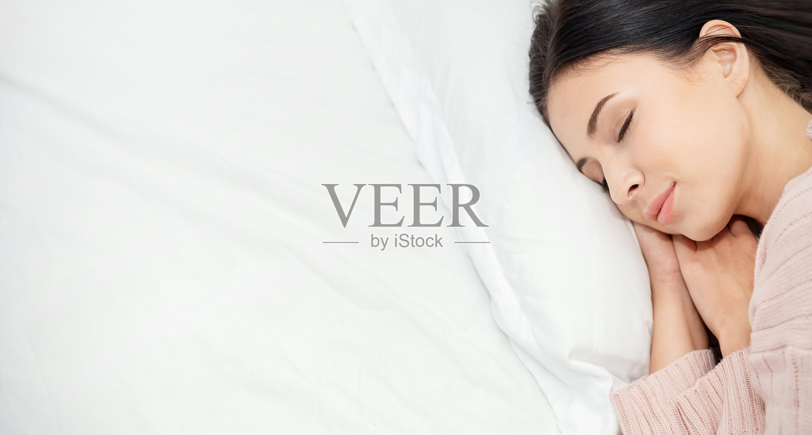 美丽的年轻白人女性的肖像微笑享受新鲜柔软的被褥亚麻布和床垫在床上房间现代酒店公寓。十几岁的亚洲女孩休息，晚安睡眠概念全景横幅照片摄影图片