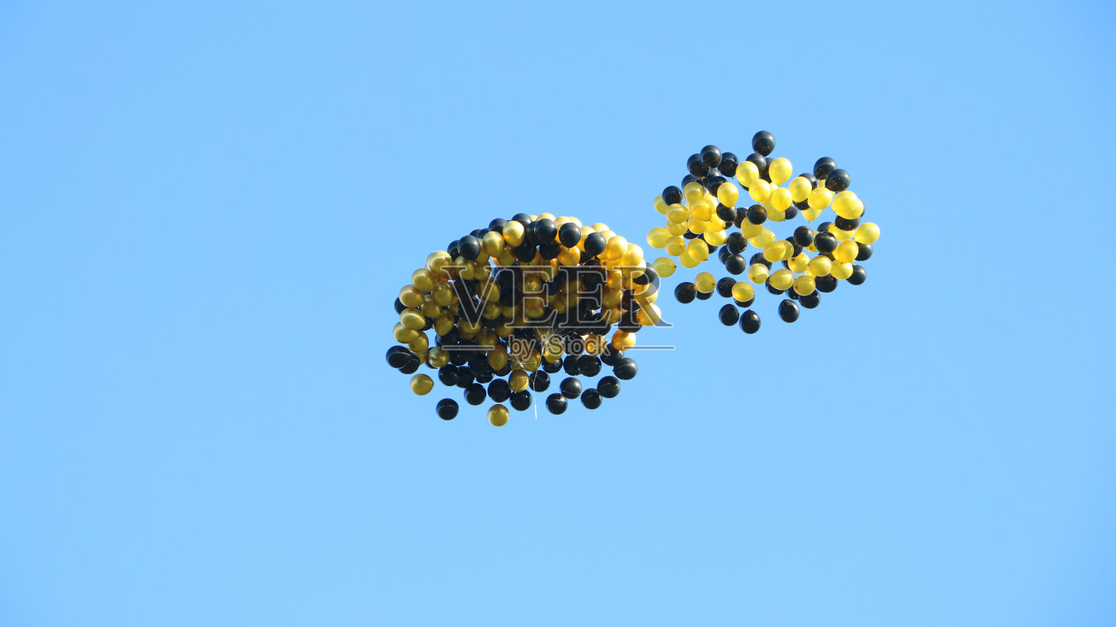 气球飞向蓝天照片摄影图片