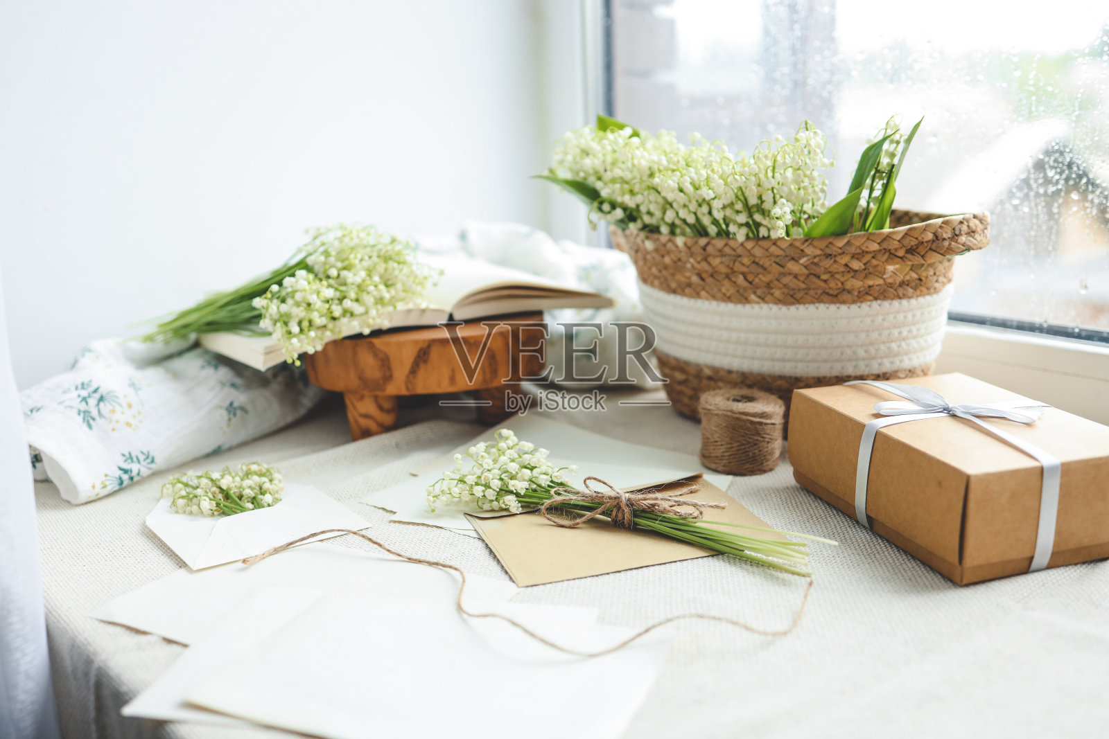 节日概念，铃兰花束，礼盒和信件照片摄影图片