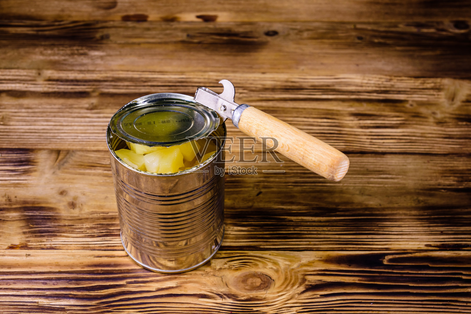 用切碎的菠萝罐头打开铝锡罐照片摄影图片