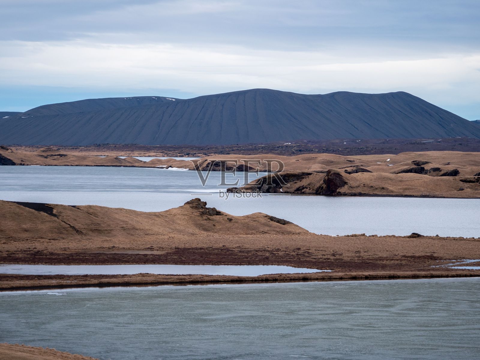 壮丽的山脉矗立在宁静的水面上照片摄影图片