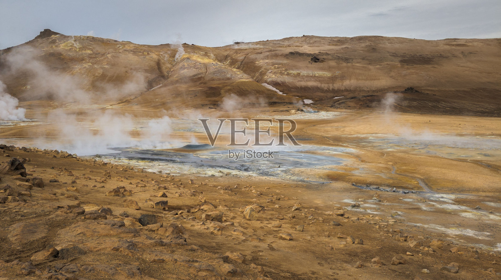 冰岛Hverir的硫热间歇泉位于自然户外环境中照片摄影图片