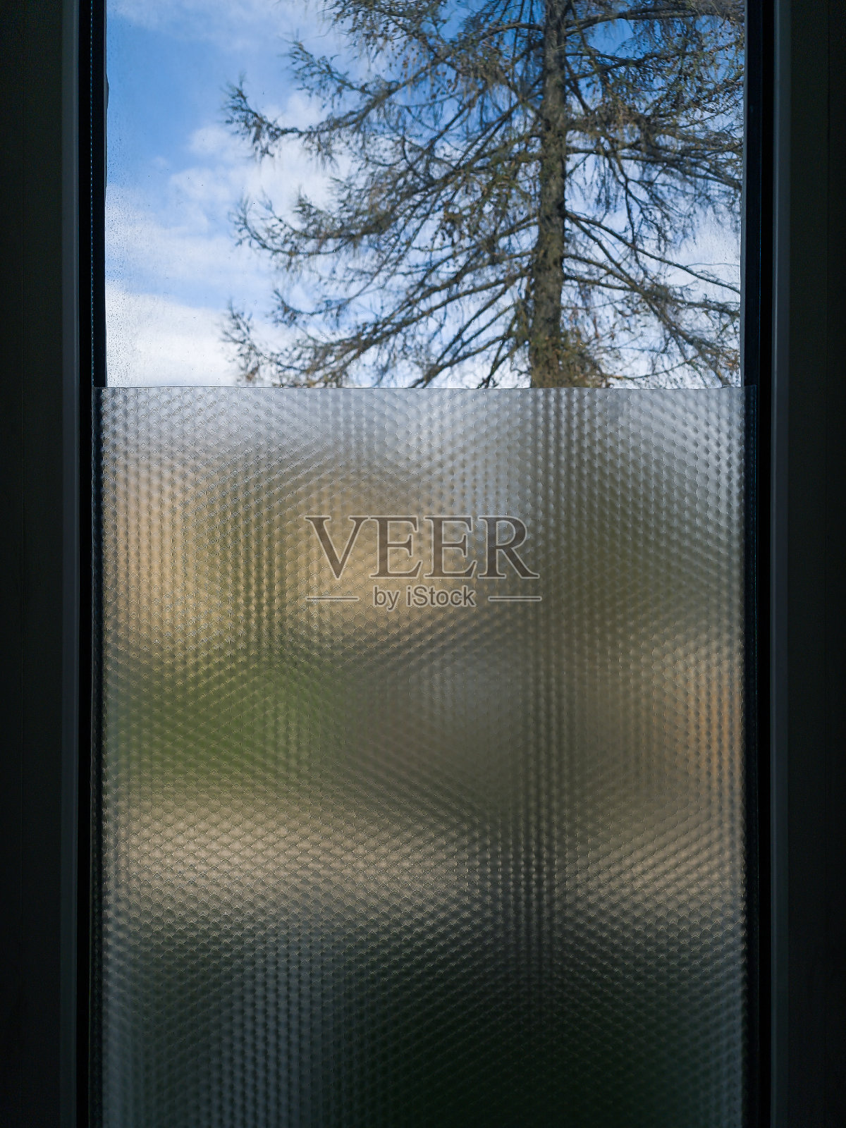 厕所窗户玻璃贴膜，降低能见度。照片摄影图片