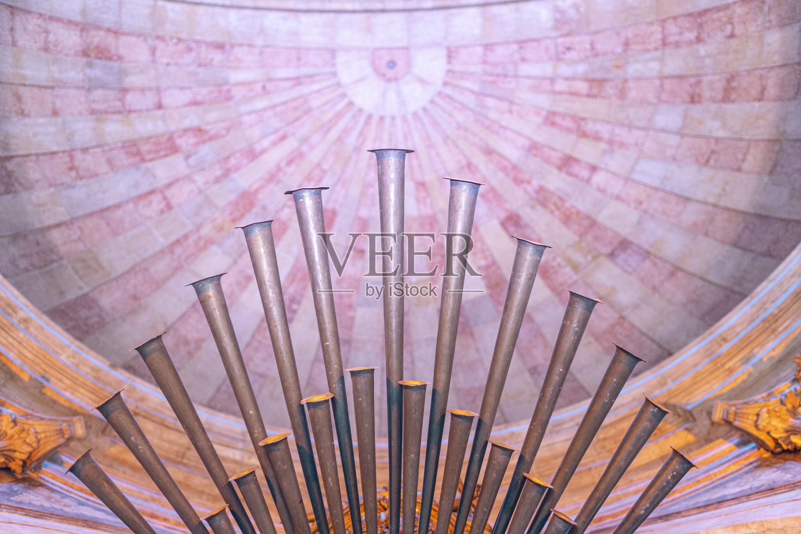 风琴与管道的细节在国家万神殿内，圣恩格拉西亚教堂，彩色照明。里斯本照片摄影图片