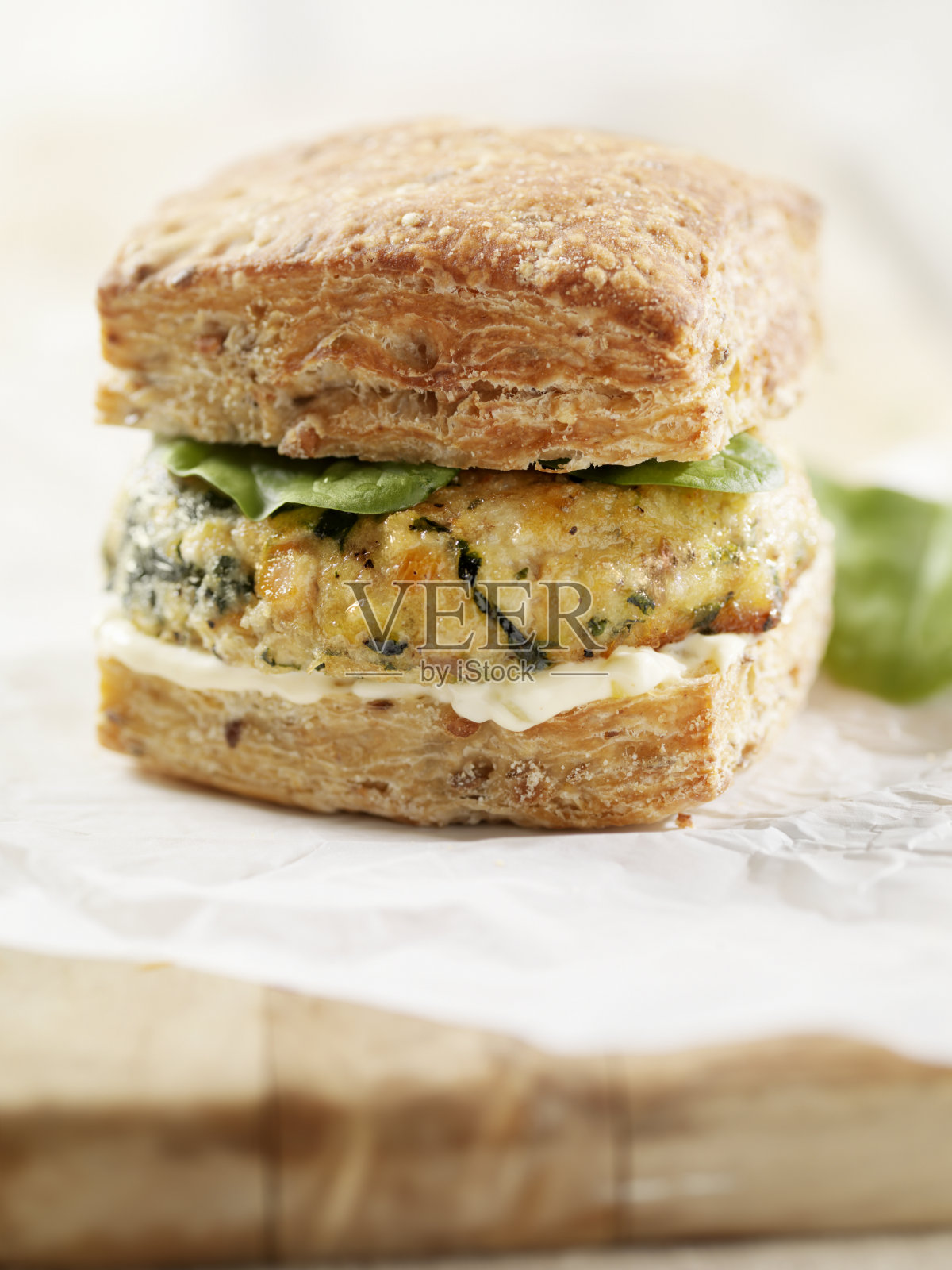 三文鱼汉堡加菠菜和蛋黄酱照片摄影图片