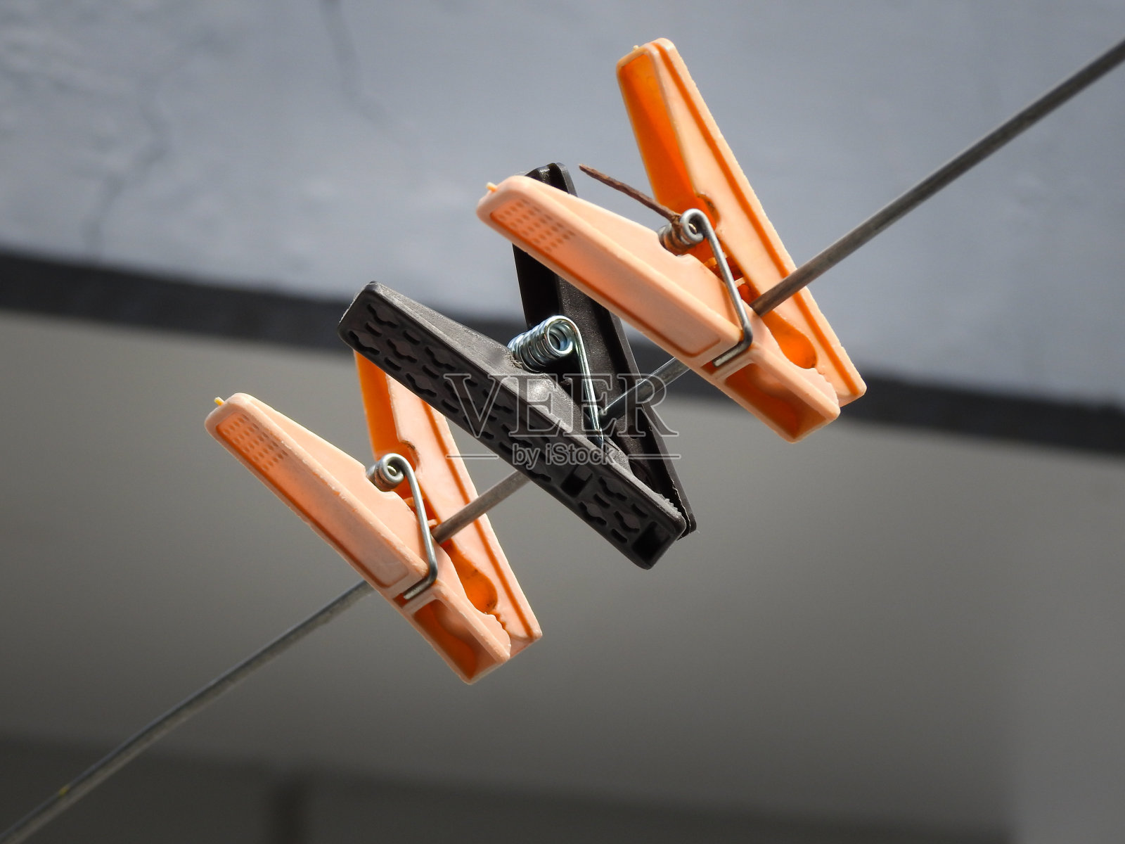 剪布钳在钢丝上的特写镜头。照片摄影图片