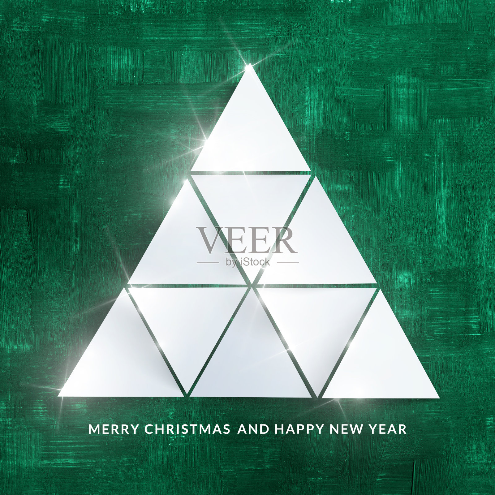 三角形的纸躺在一个手工绘制的绿色背景-独特的现代圣诞插图与抽象的圣诞树的光和阴影，纹理和3D效果插画图片素材