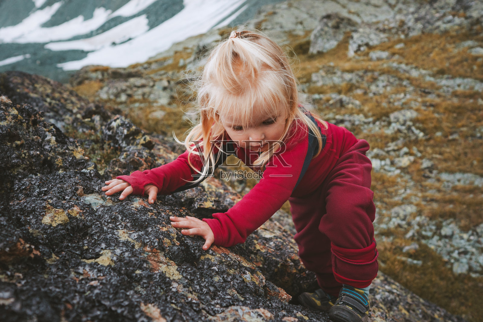 活泼的孩子爬山旅行健康的生活方式徒步旅行假期户外冒险婴儿攀岩训练岩石自由单独照片摄影图片