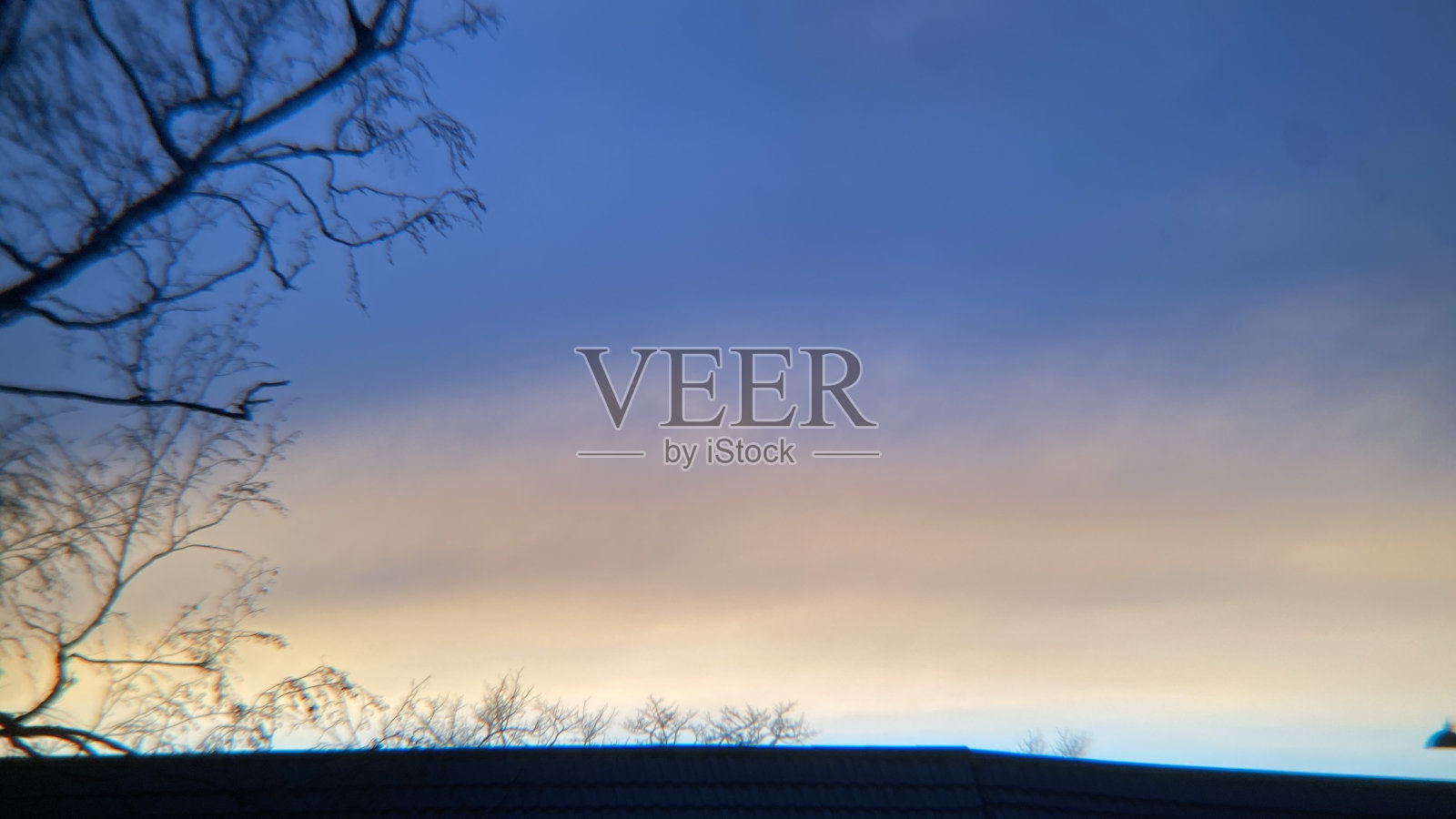 蔚蓝多云的天空照片摄影图片