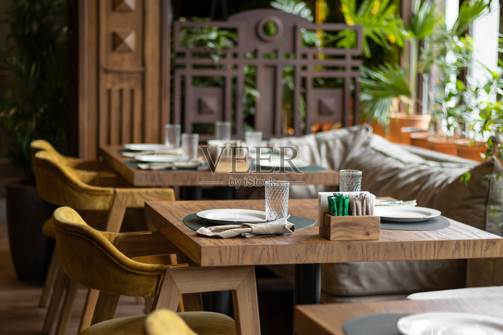 餐厅午餐餐桌摆设照片摄影图片