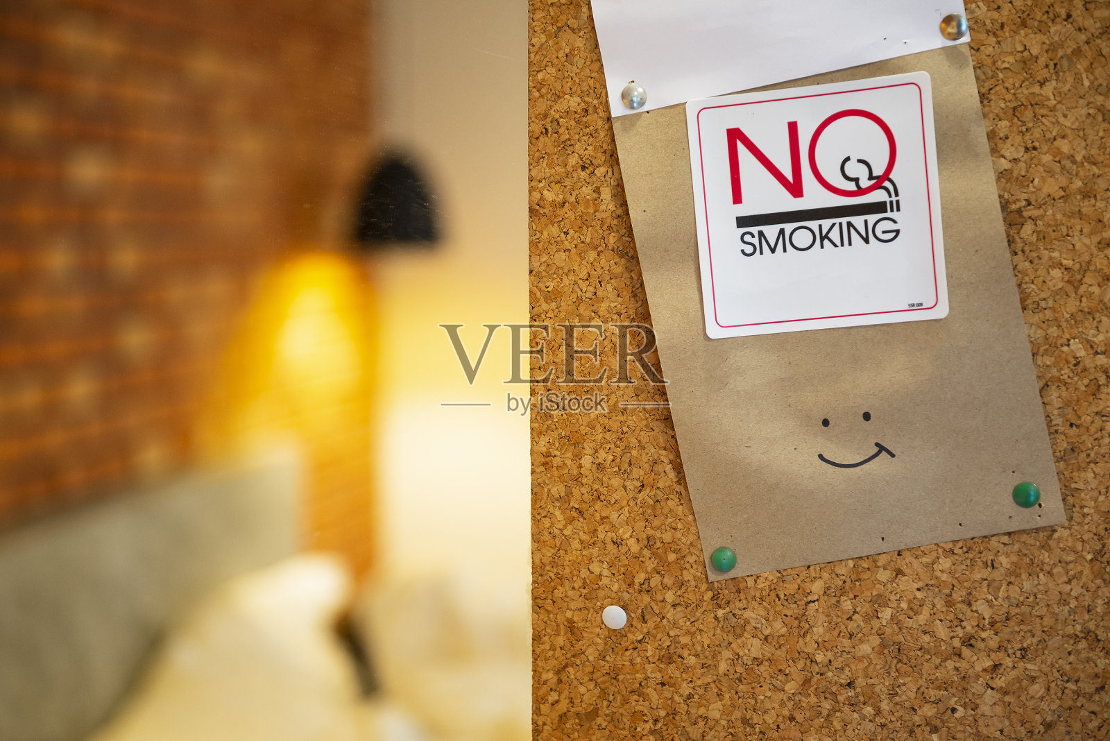 卧室里有禁止吸烟的留言板。照片摄影图片