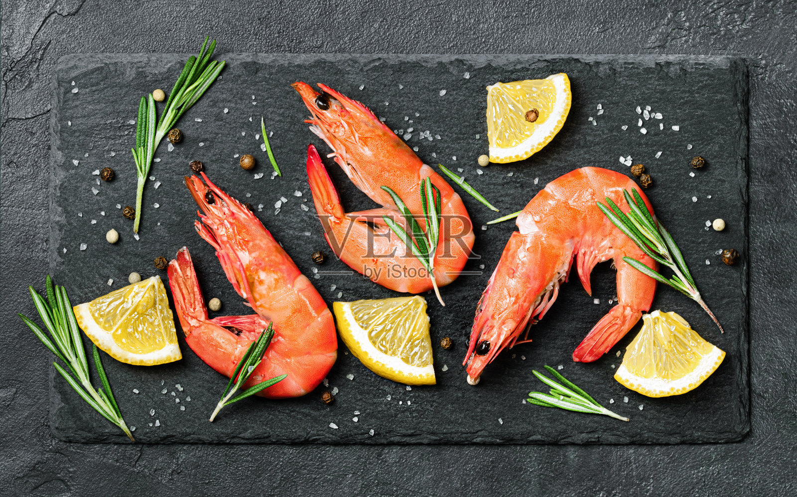 虾，迷迭香和柠檬照片摄影图片