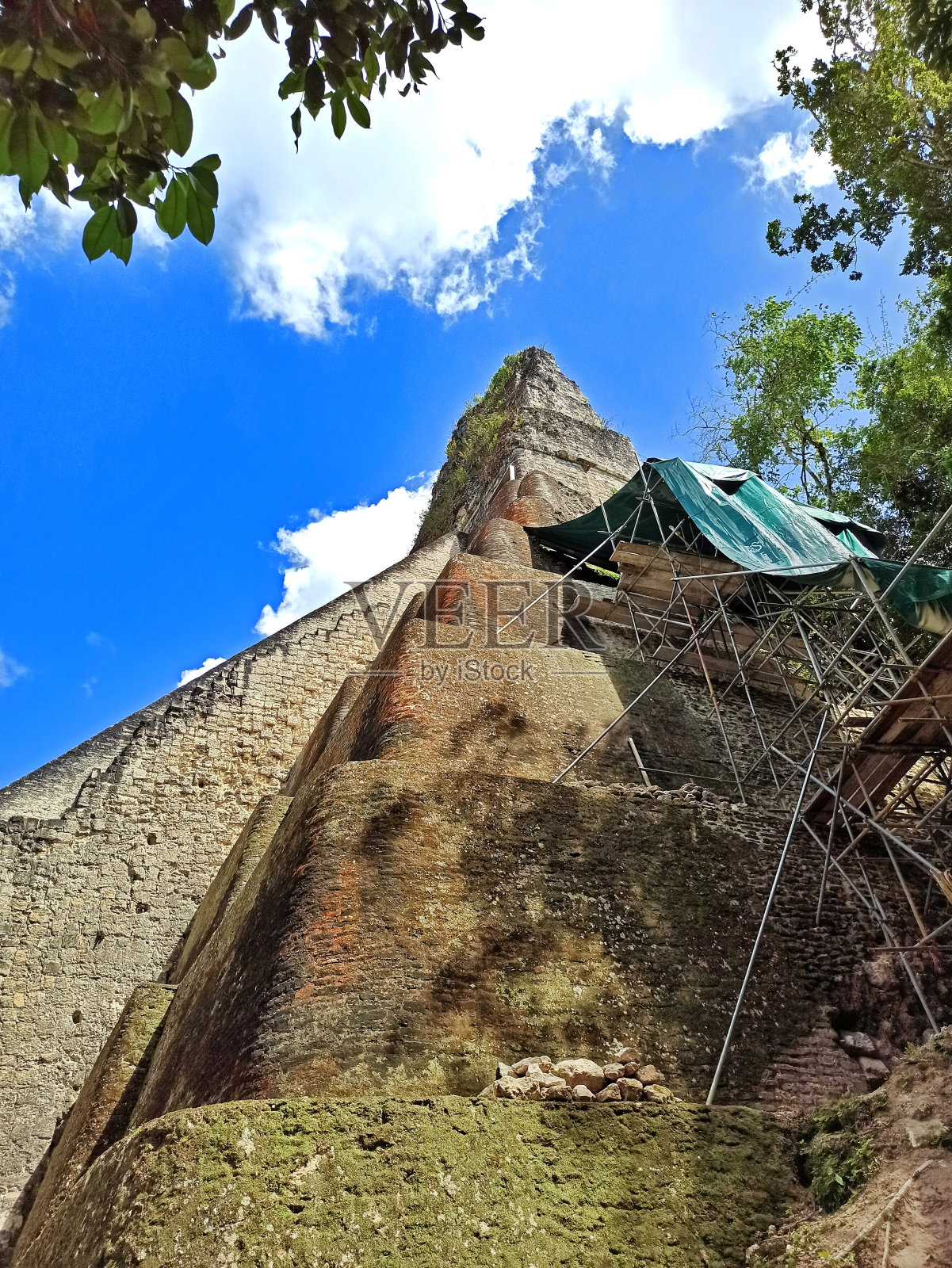 复兴古代辉煌:通过修复危地马拉佩滕蒂卡尔一座雄伟的寺庙来纪念历史照片摄影图片