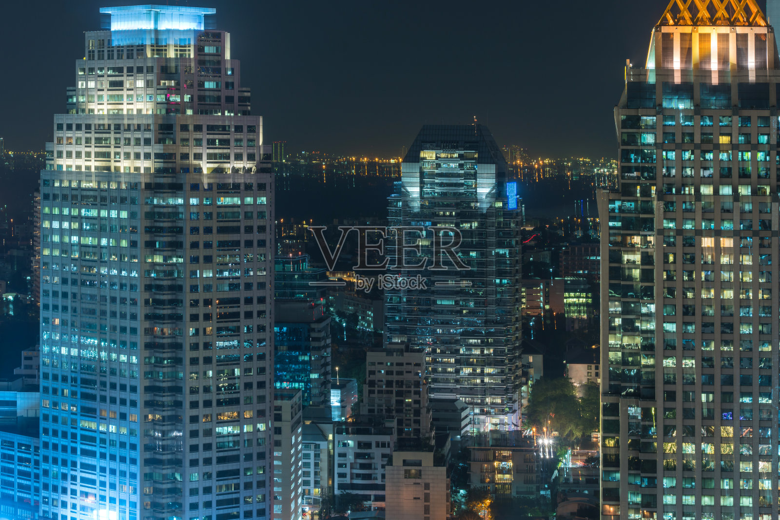 当代建筑景观曼谷夜景办公大楼。照片摄影图片