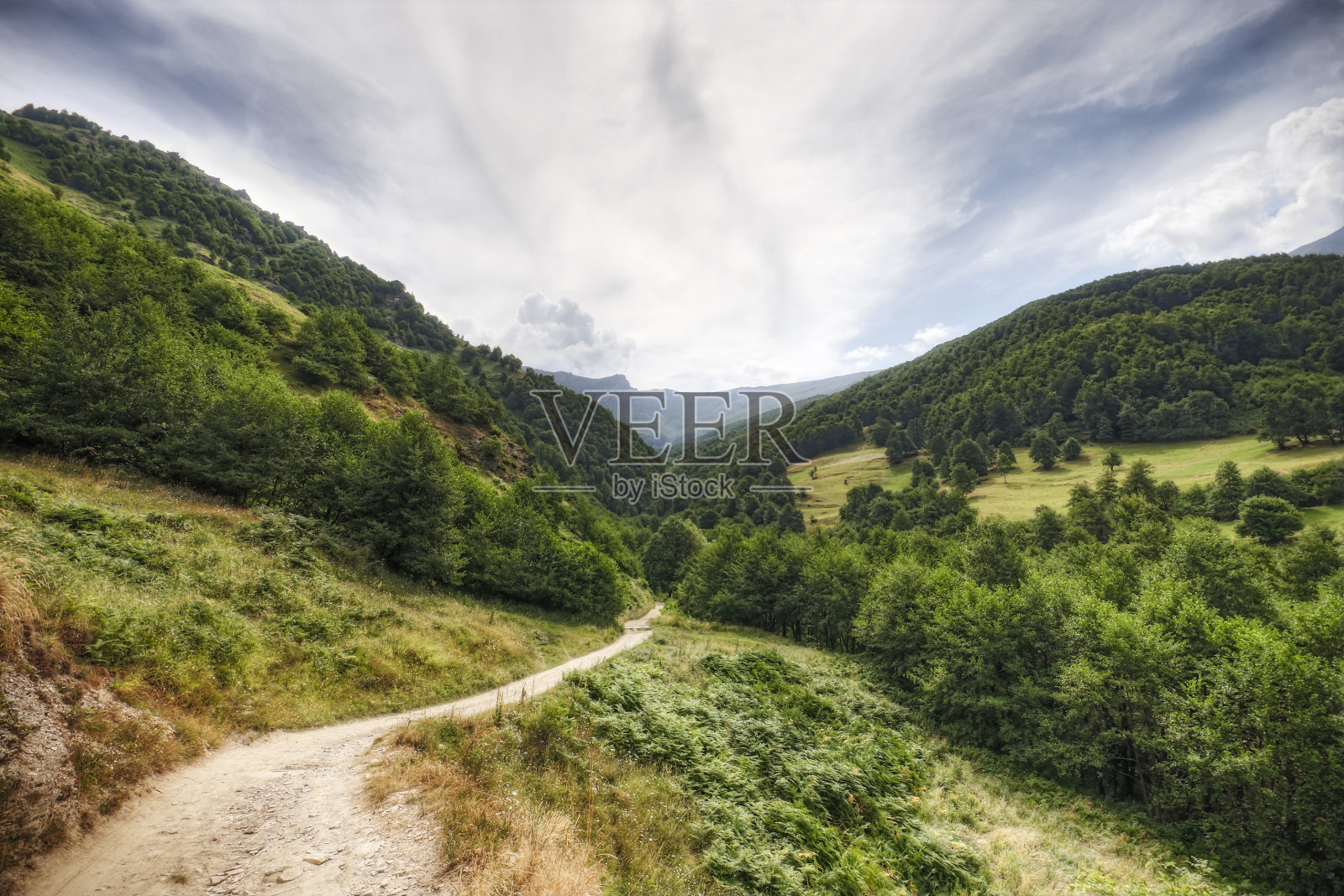 山间的乡村公路照片摄影图片