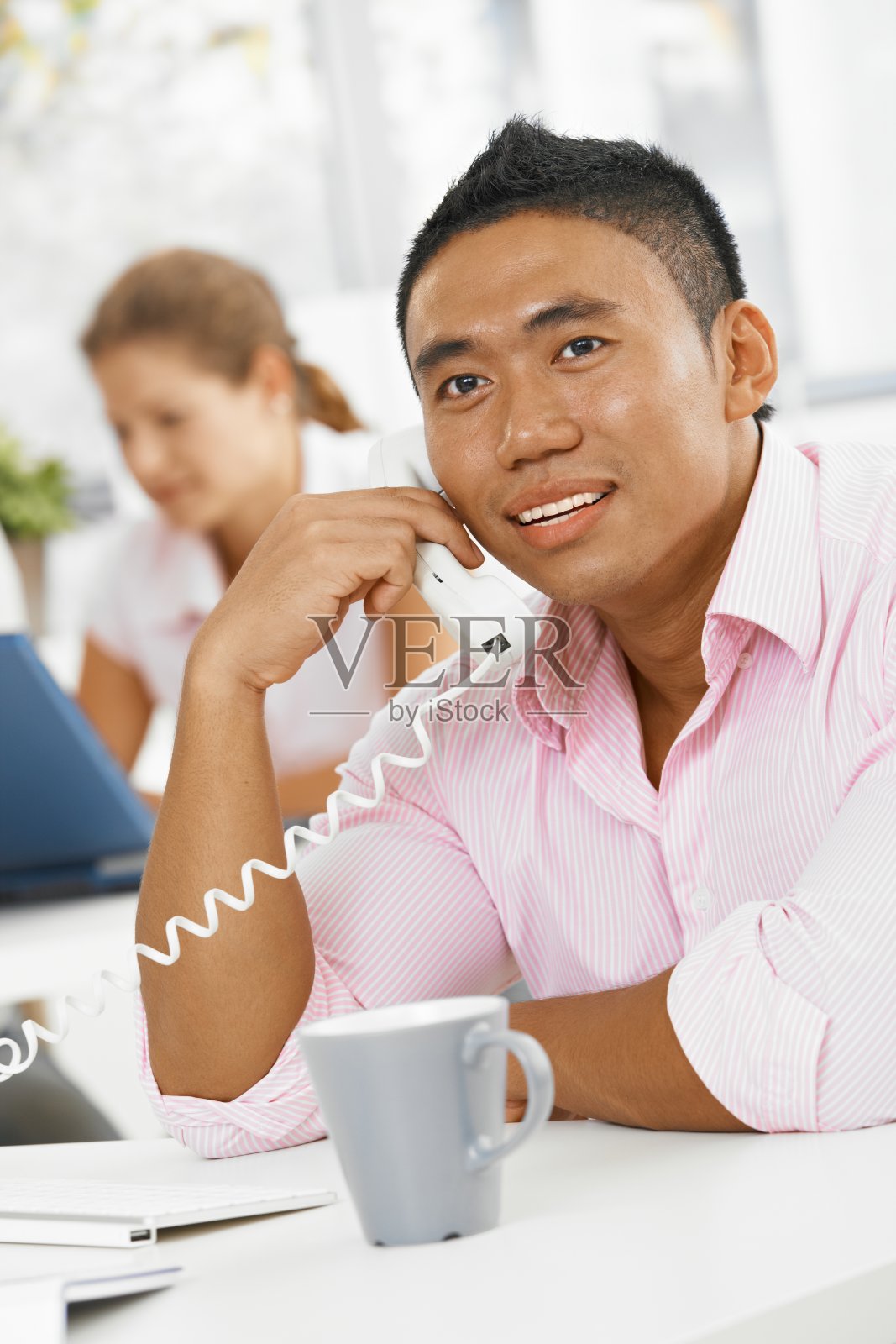 亚洲办公室职员打电话照片摄影图片