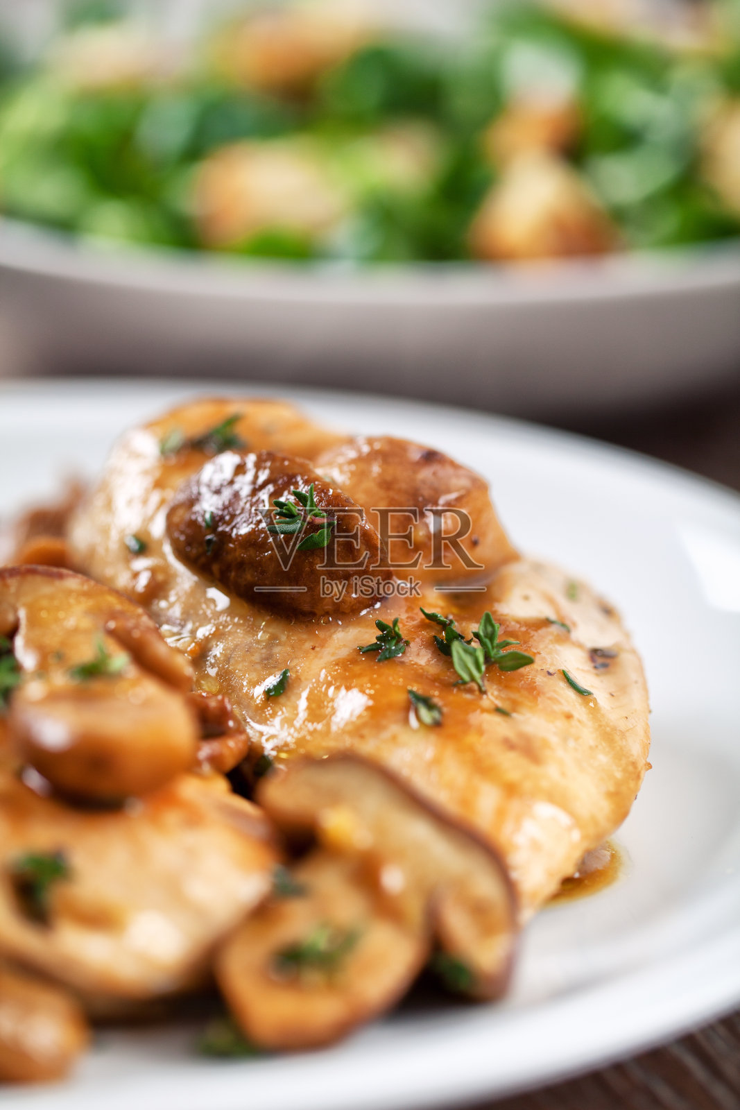 蘑菇烤鸡胸肉照片摄影图片