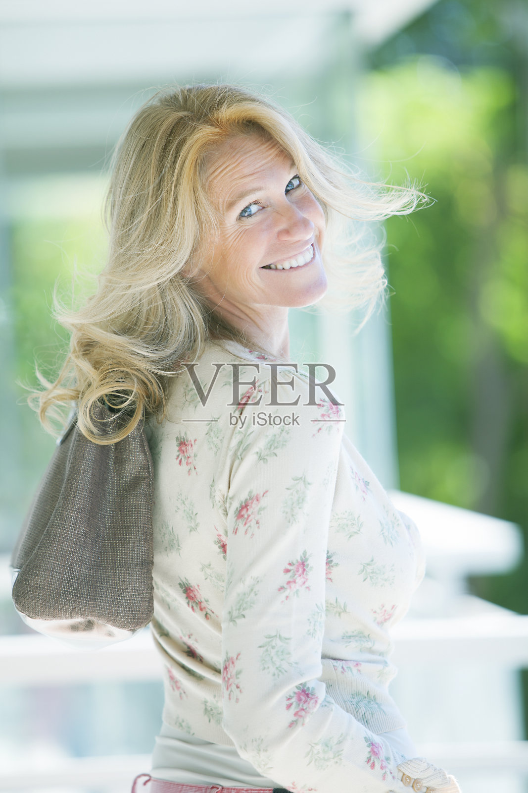 美丽成熟的微笑女人照片摄影图片