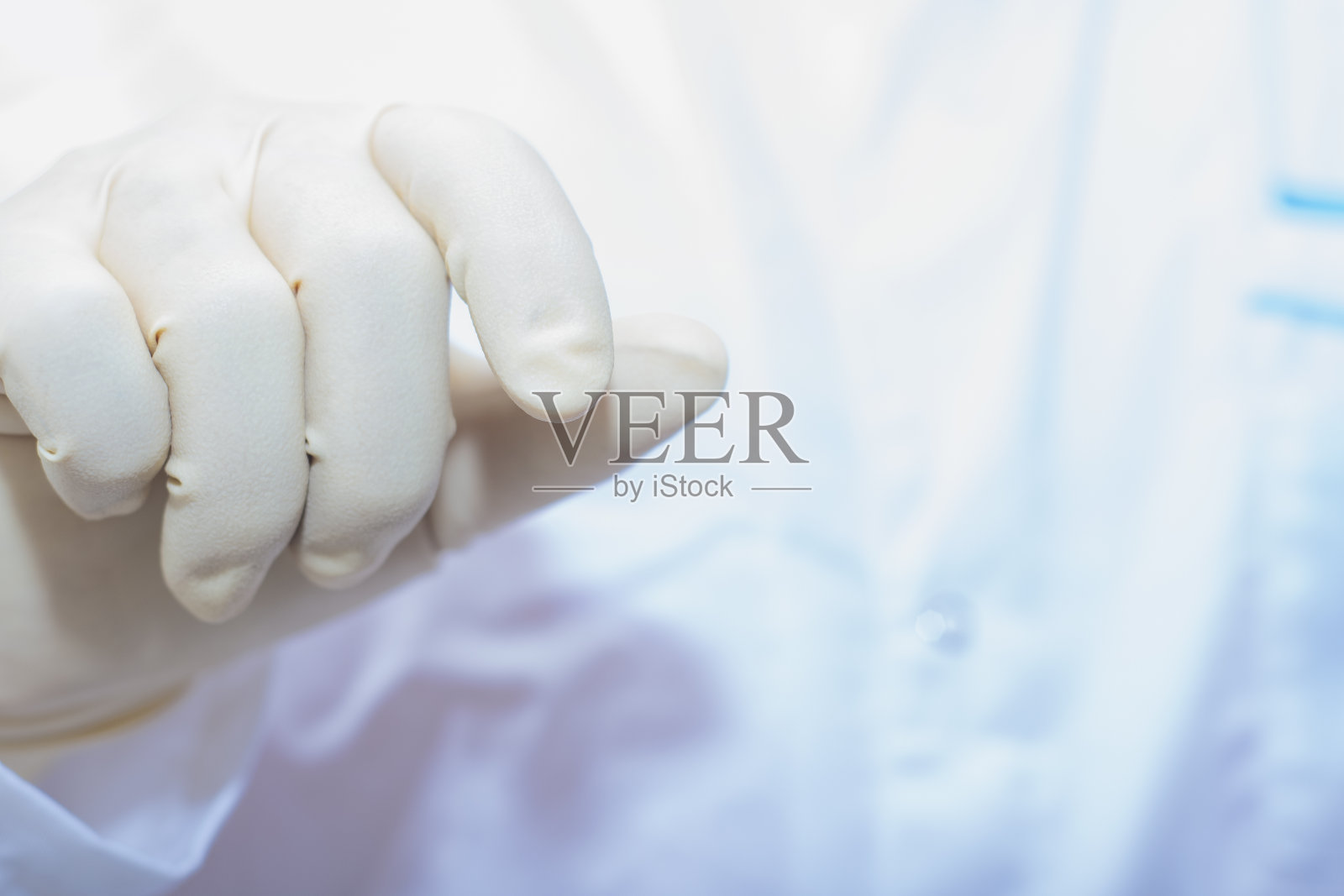 医生或实验室工作人员戴防护手套的手的特写。模板用空手刷。照片摄影图片