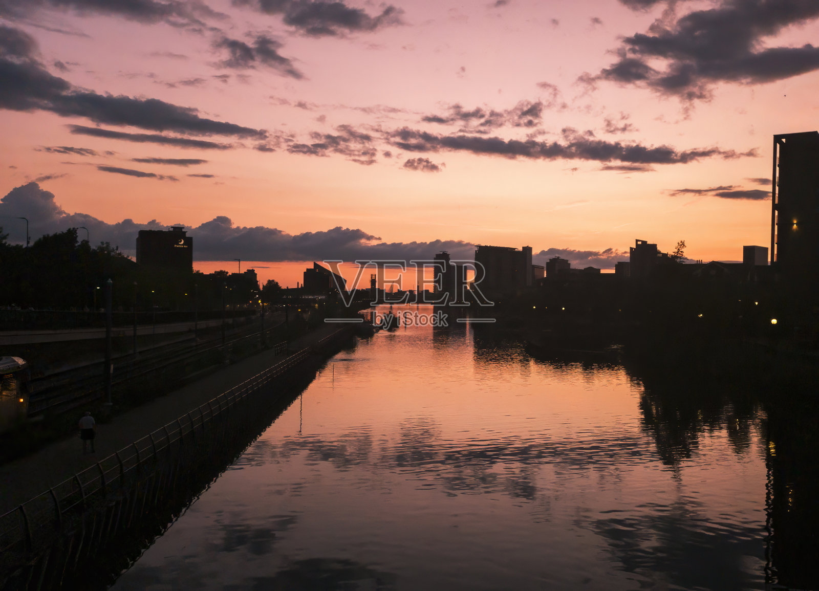 英国曼彻斯特索尔福德码头的日落照片摄影图片