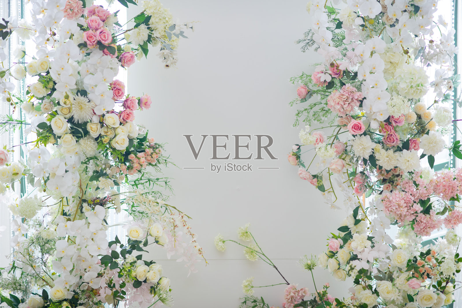 婚礼背景，婚礼花卉装饰，玫瑰墙，彩色背景，新鲜的玫瑰，束花照片摄影图片