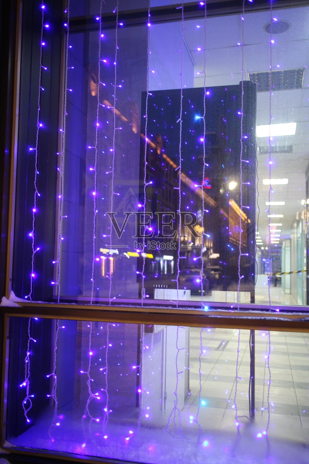 冬雪夜照明用的灯笼照片摄影图片