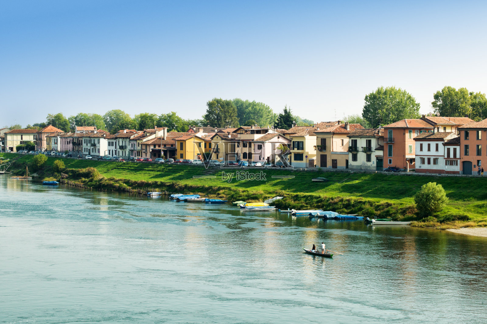 流经山谷的河流照片摄影图片