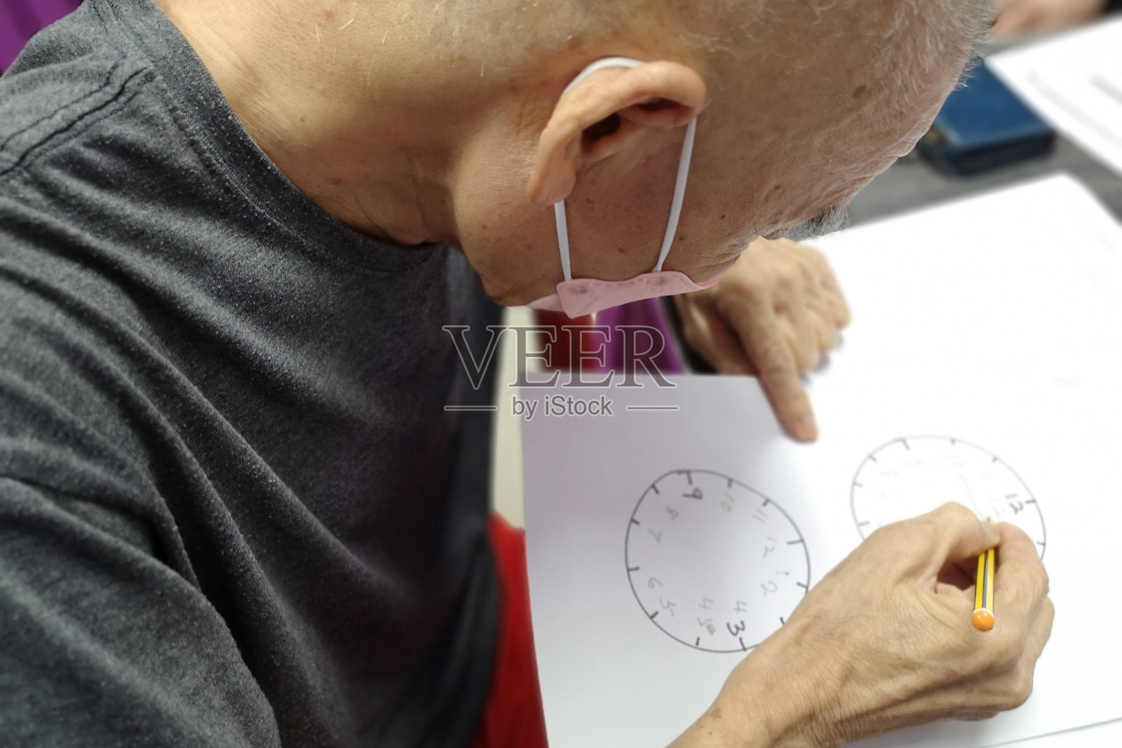 住院的亚洲老人照片摄影图片