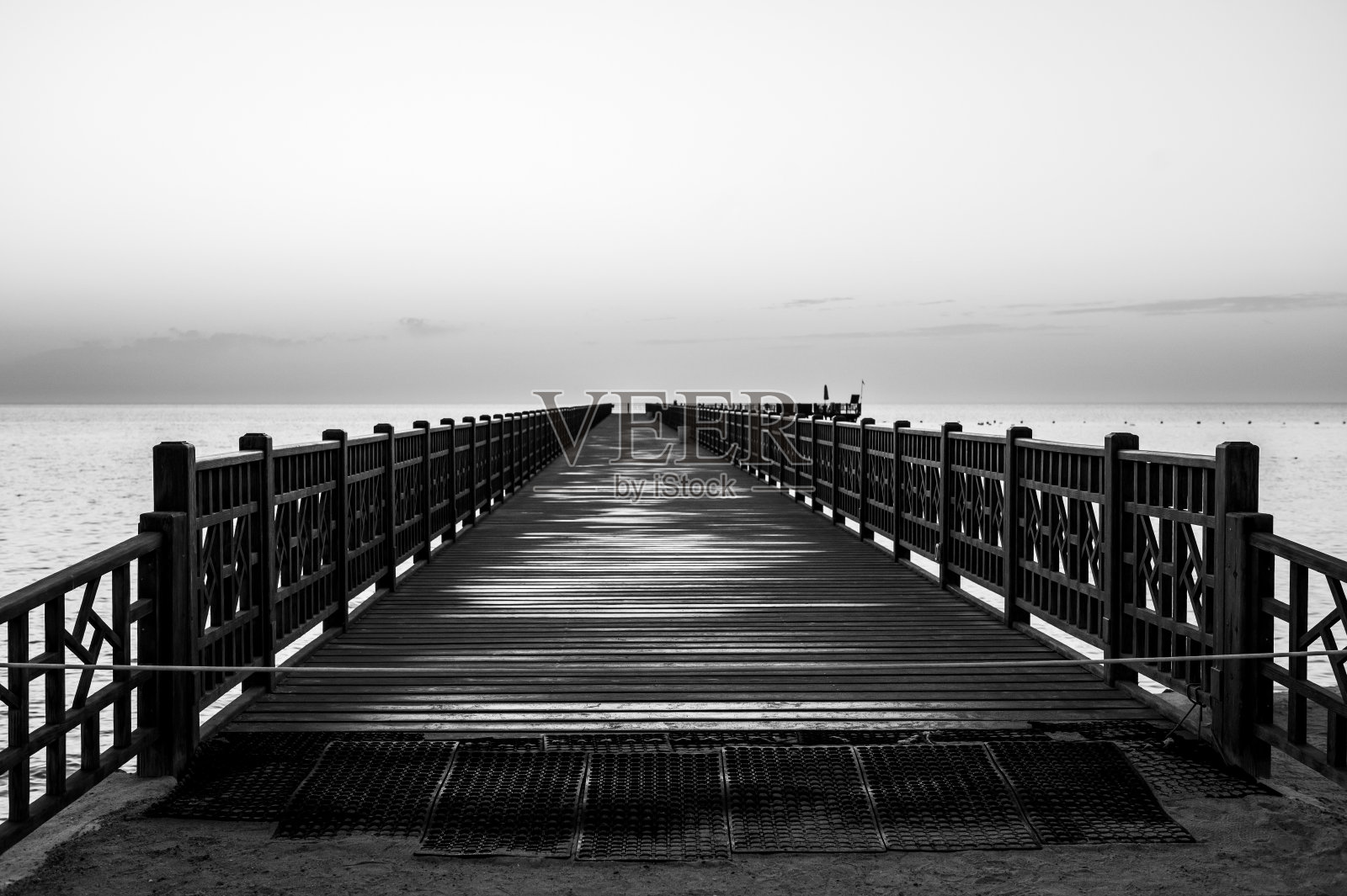 黑白照片，海滩上的码头照片摄影图片