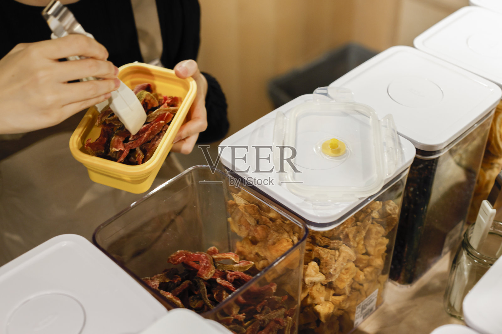 在没有包装的商店里选择合适的食物照片摄影图片