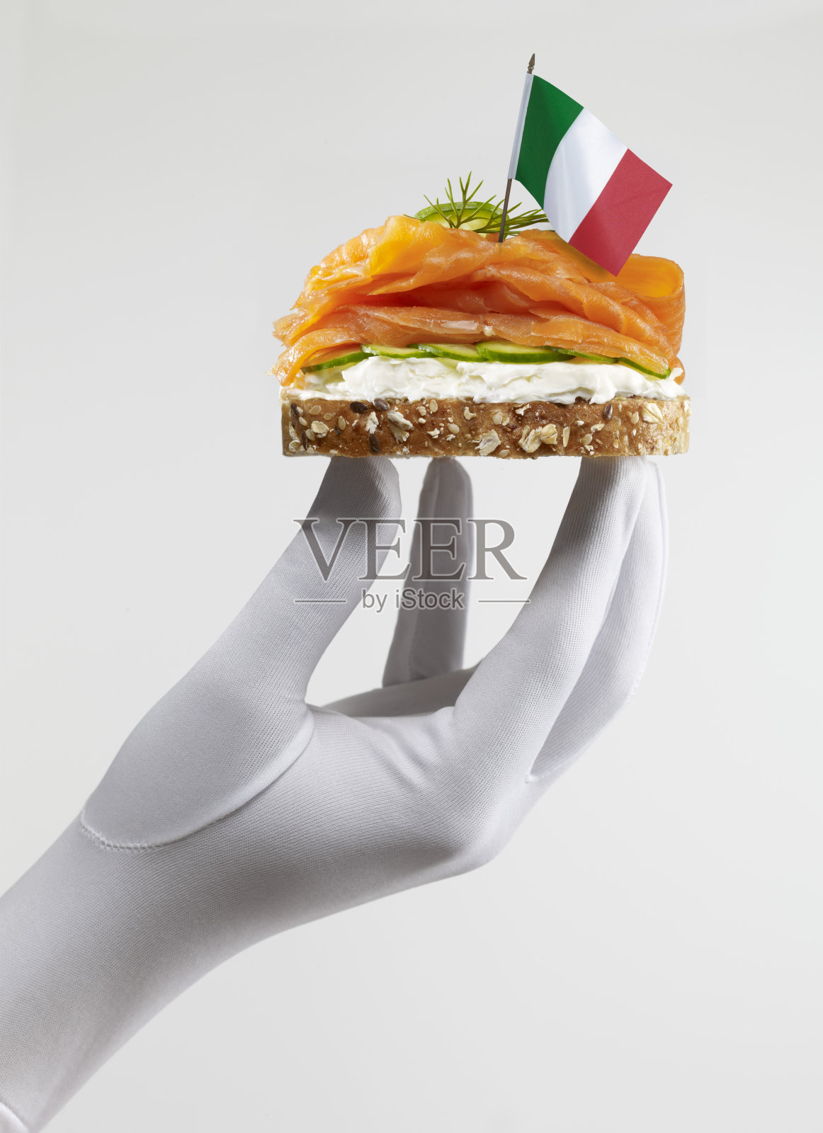 意大利熏鲑鱼三明治照片摄影图片