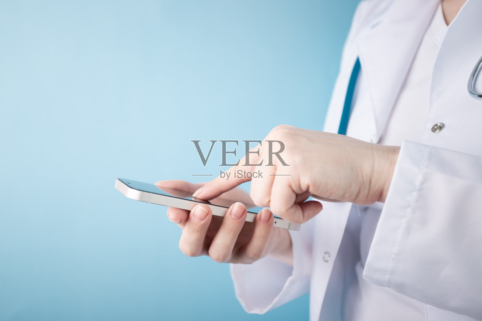 医生触摸手机屏幕，医疗技术、在线医疗、远程诊疗照片摄影图片