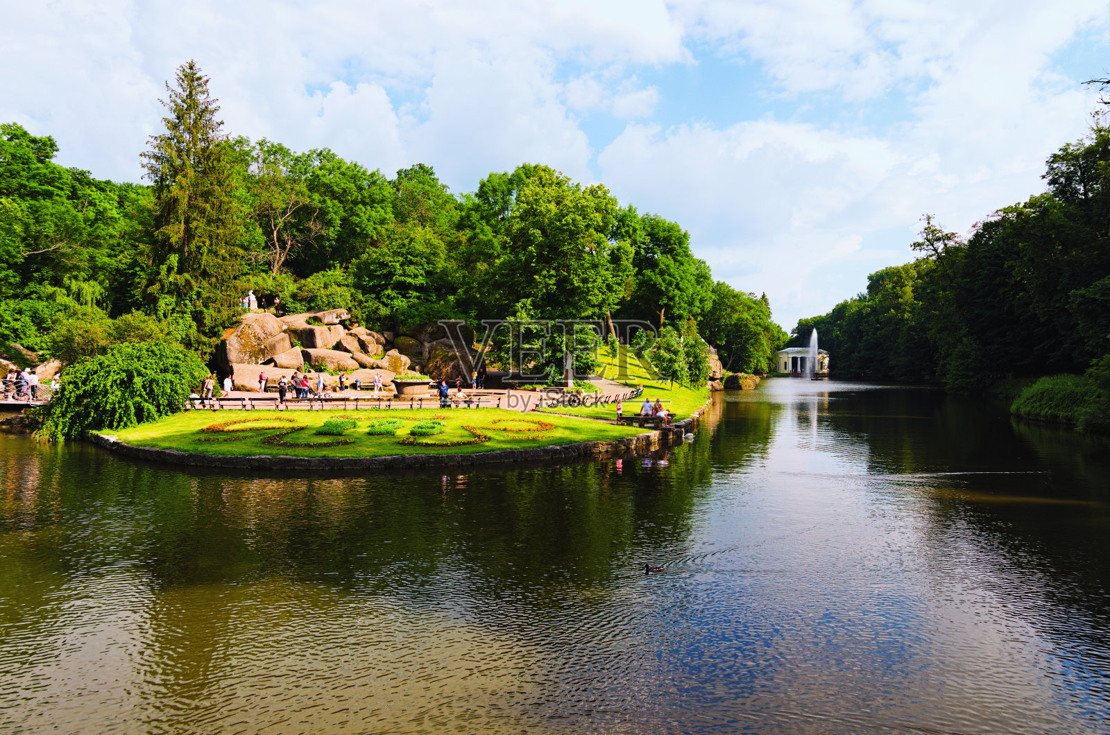 乌曼索菲伊夫斯基植物园令人惊叹的广角景观。伊奥尼亚海的景色(远处是蛇喷泉和弗洛拉馆)。景观与自然的概念照片摄影图片