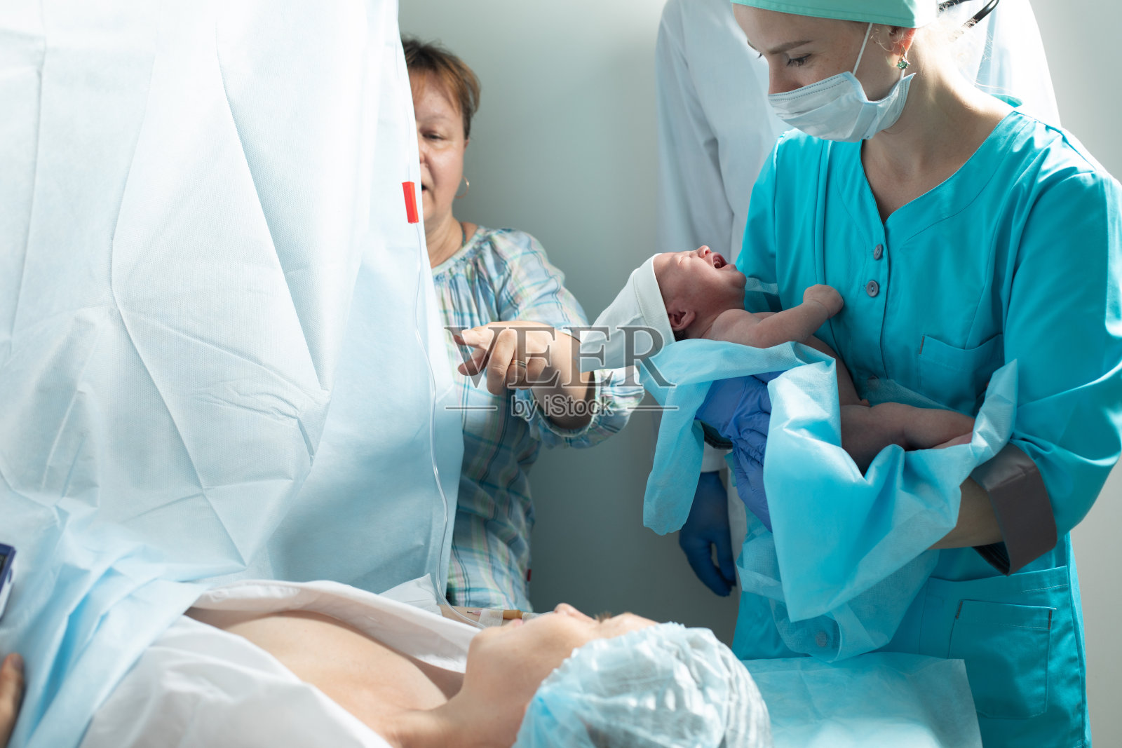 医生在医院检查病人的腹部照片摄影图片