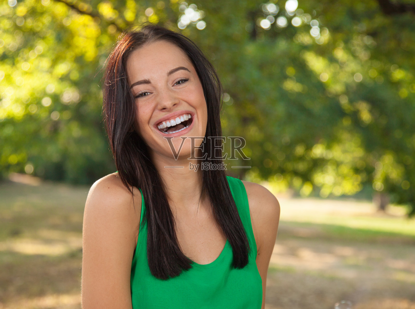 开朗的年轻女子照片摄影图片