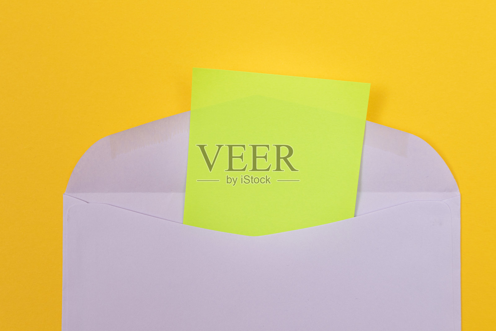 紫色信封，里面是空白的绿色纸张照片摄影图片