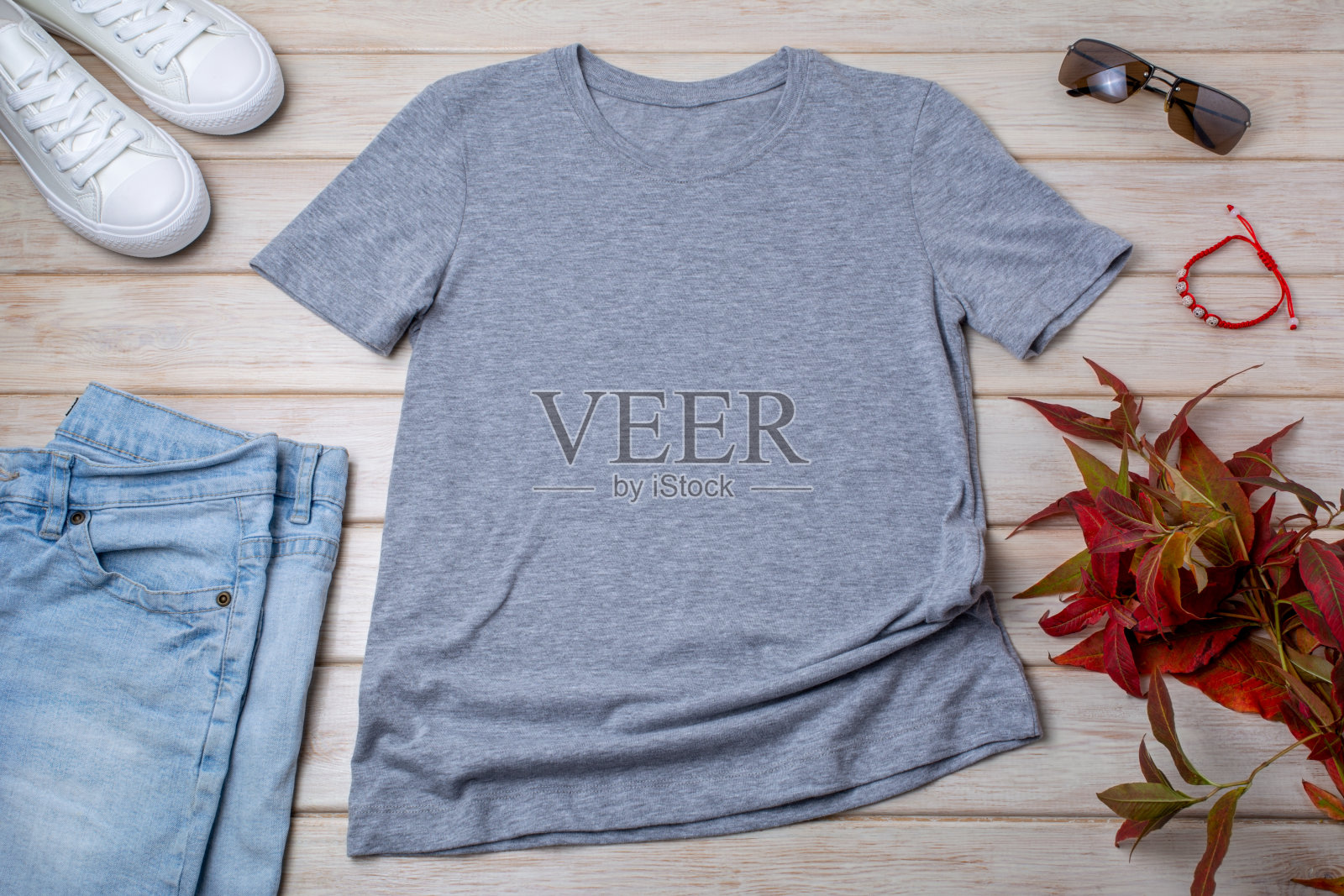 男士灰色t恤模型与野生草地和手镯照片摄影图片